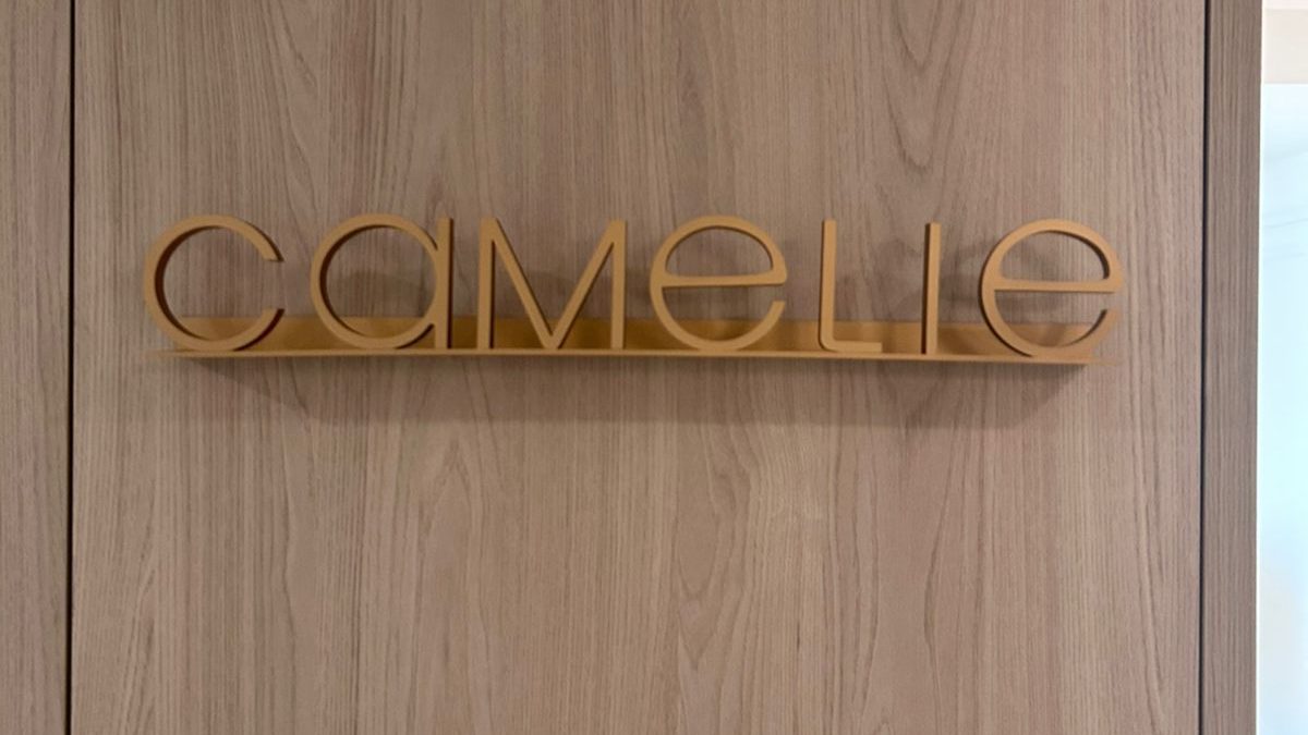 Detalhe de logotipo em acrílico recortado mostrando a espessura da peça e o afastamento da parede