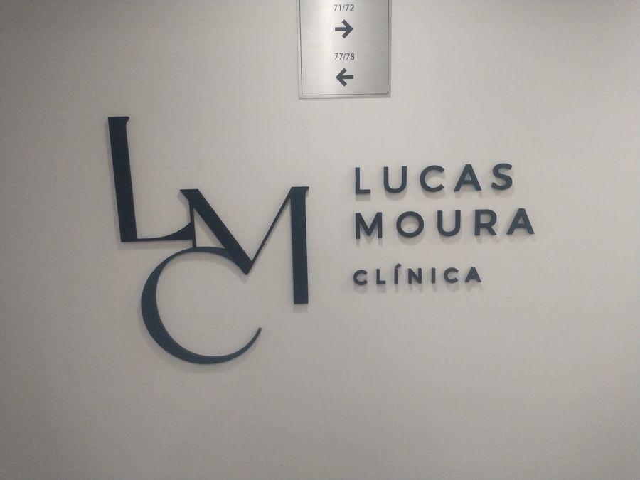 Logotipo Lucas Moura Clínica em acrílico azul-marinho